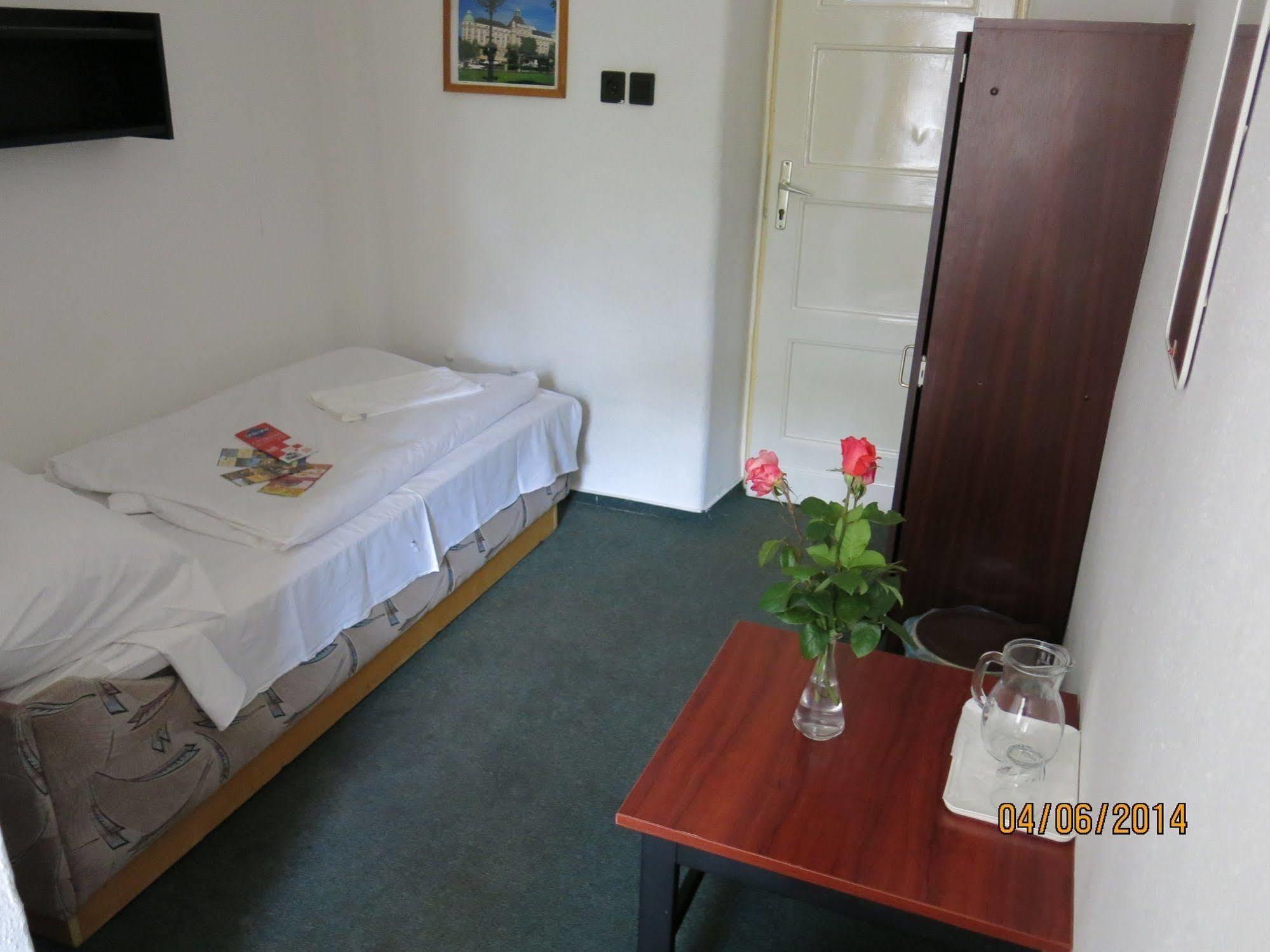 Bed and Breakfast Dominik Panzio à Budapest Extérieur photo